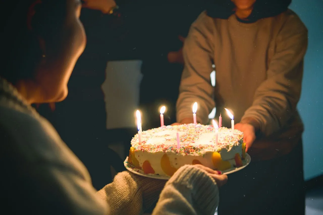 Tarta de cumpleaños de una mujer mayor.