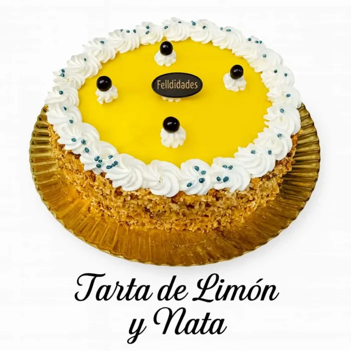 Tarta de cumpleaños de limón y nata.