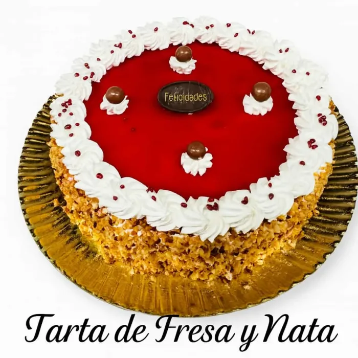 Tarta de cumpleaños de fresa y nata.