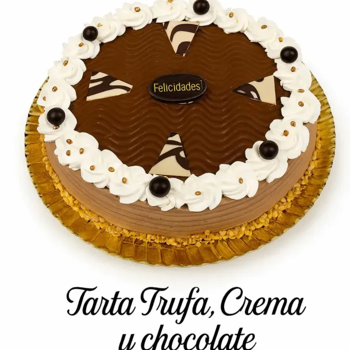 Tarta de cumpleaños de trufa, crema y chocolate.