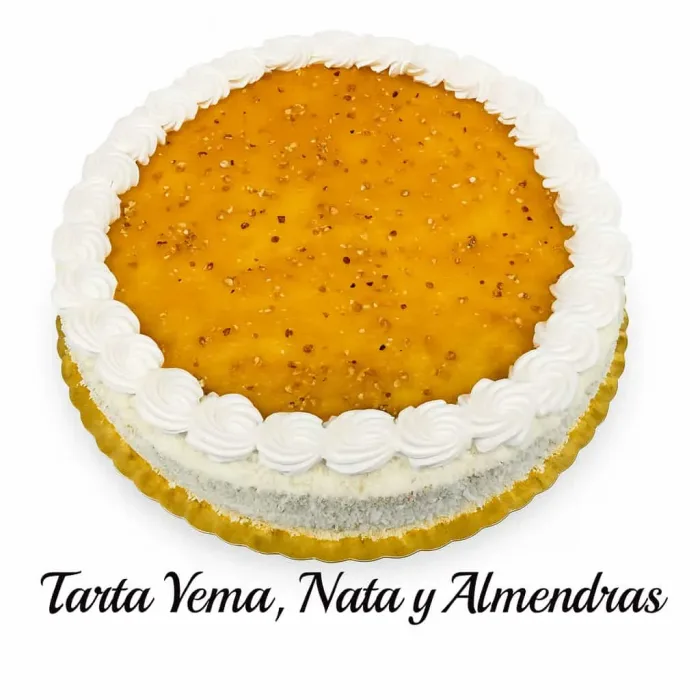 Tarta de menú de hostelería de yema, nata y almendras.