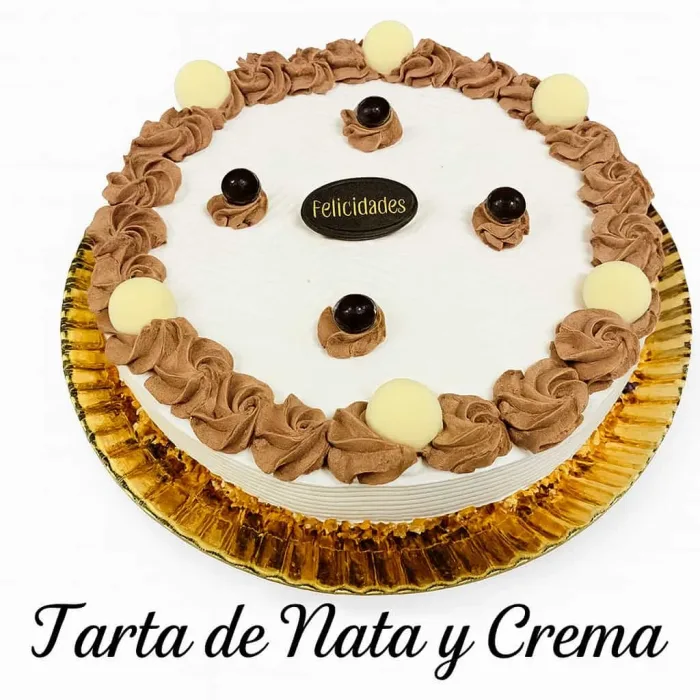 Tarta de cumpleaños de nata y crema.