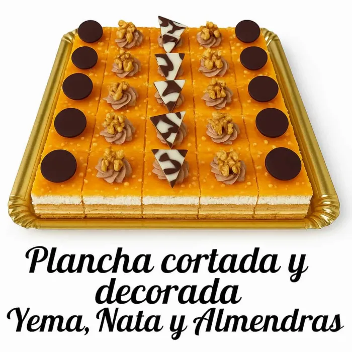 Plancha cortada y decorada, yema, nata y almendras.