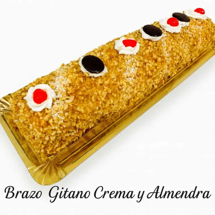 Brazo de gitano de crema y almendra.