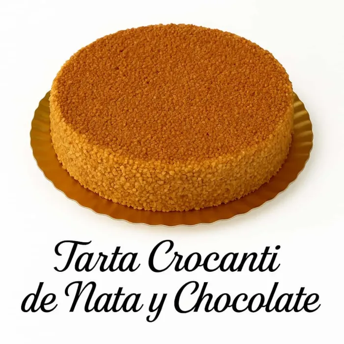 Tarta de menú de hostelería de crocanti, nata y chocolate.